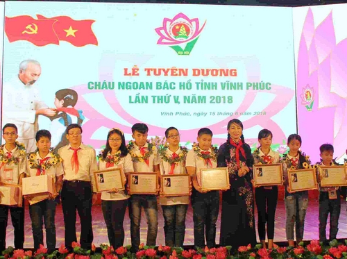 Các đồng chí lãnh đạo tỉnh chụp ảnh tuyên dương các đại biểu cháu ngoan Bác Hồ tỉnh Vĩnh Phúc lần thứ V, năm 2018